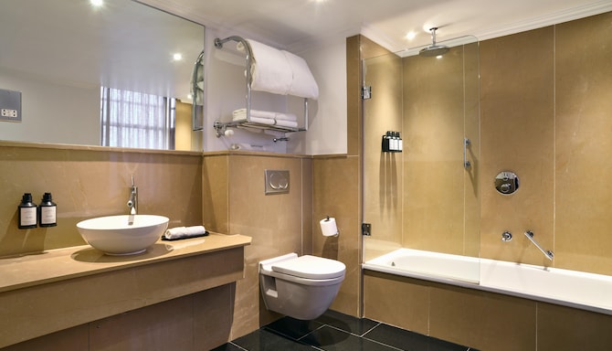 Radisson Blu Hotel, London Bloomsbury - Premium King Room - Bathroom