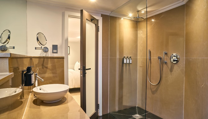 Radisson Blu Hotel, London Bloomsbury - Standard Queen Room - Bathroom