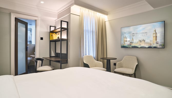 Radisson Blu Hotel, London Bloomsbury - Standard Queen Room