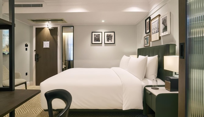 Radisson Blu Hotel, London Bloomsbury - Standard Queen Room