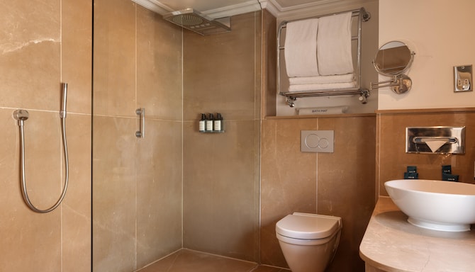 Radisson Blu Hotel, London Bloomsbury - One Bedroom Suite - Bathroom