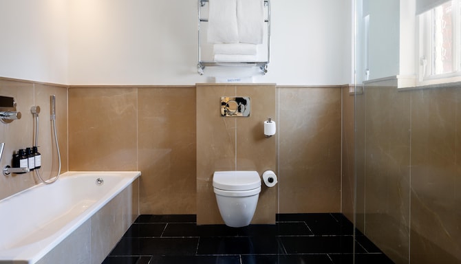 Radisson Blu Hotel, London Bloomsbury - Studio Suite - Bathroom