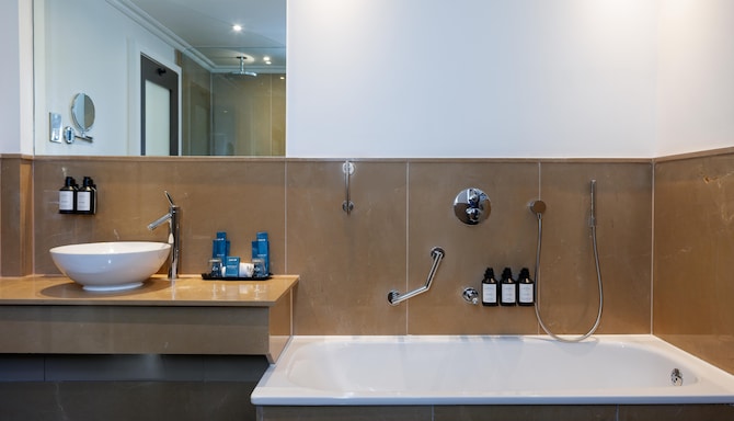 Radisson Blu Hotel, London Bloomsbury - Studio Suite - Bathroom