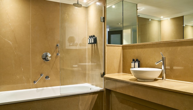 Radisson Blu Hotel, London Bloomsbury - Junior Suite - Bathroom