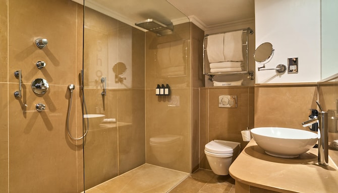 Radisson Blu Hotel, London Bloomsbury - One Bedroom Suite - Bathroom