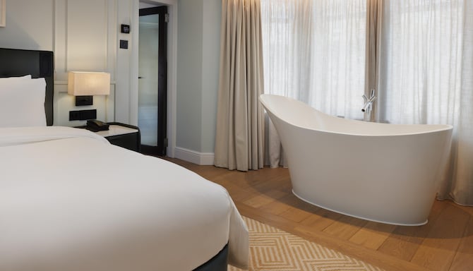 Radisson Blu Hotel, London Bloomsbury - One Bedroom Suite