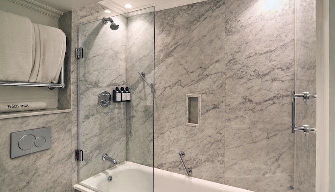 Radisson Blu Hotel, London Bond Street - Standard Twin Room - Bathroom