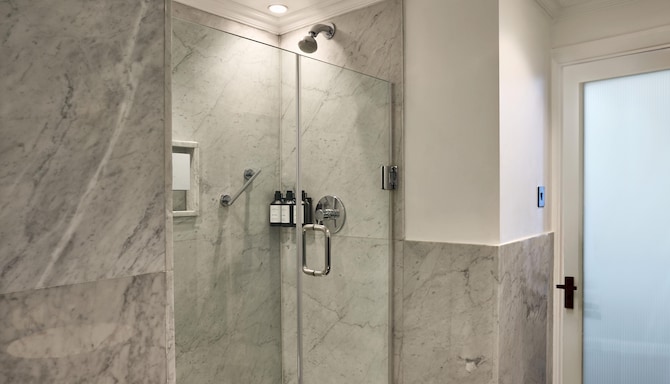 Radisson Blu Hotel, London Bond Street - Single Room - Bathroom