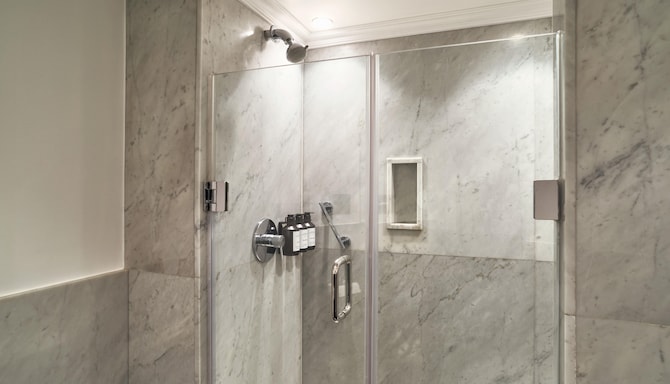 Radisson Blu Hotel, London Bond Street - Cozy Double Room - Bathroom