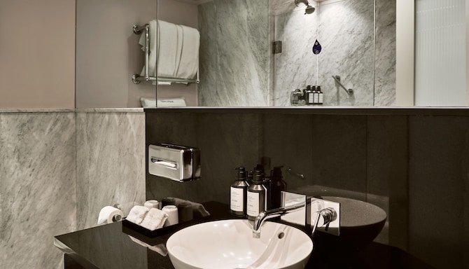 Radisson Blu Hotel, London Bond Street - Family Room - Bathroom