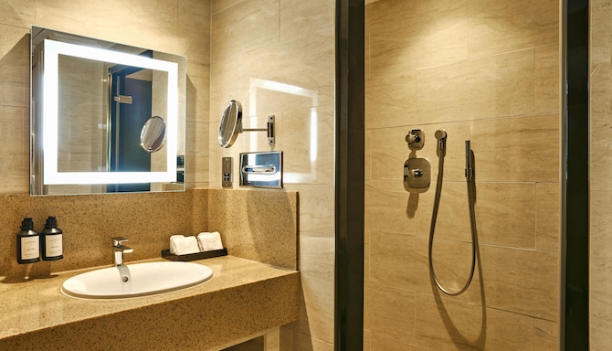 Radisson Blu Hotel, London Bond Street - Studio Suite - Bathroom