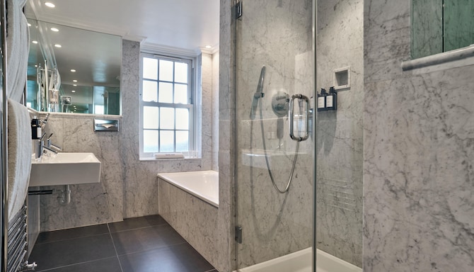 Radisson Blu Hotel, London Bond Street - One Bedroom Suite with Terrace - Bathroom