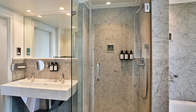 Radisson Blu Hotel, London Bond Street - One Bedroom Suite - Bathroom