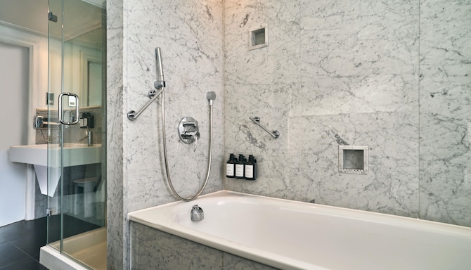 Radisson Blu Hotel, London Bond Street - One Bedroom Suite - Bathroom