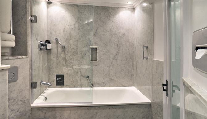 Radisson Blu Hotel, London Bond Street - Junior Suite - Bathroom