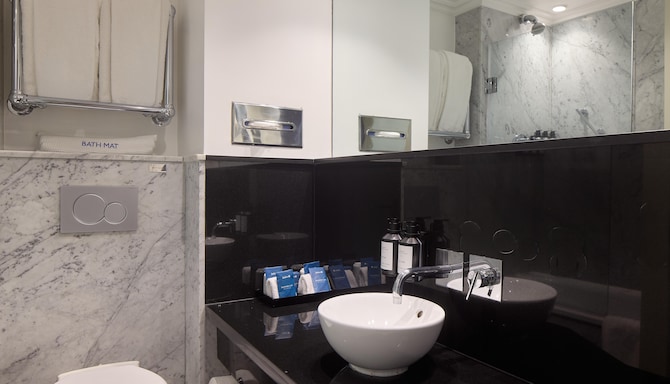 Radisson Blu Hotel, London Bond Street - One Bedroom Suite with Terrace - Bathroom