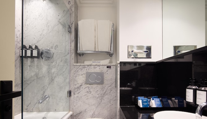 Radisson Blu Hotel, London Bond Street - One Bedroom Suite with Terrace - Bathroom