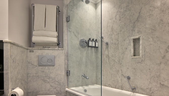 Radisson Blu Hotel, London Bond Street - Junior Suite - Bathroom