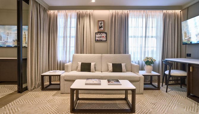 Radisson Blu Hotel, London Bond Street - One Bedroom Suite with Terrace - Living Room