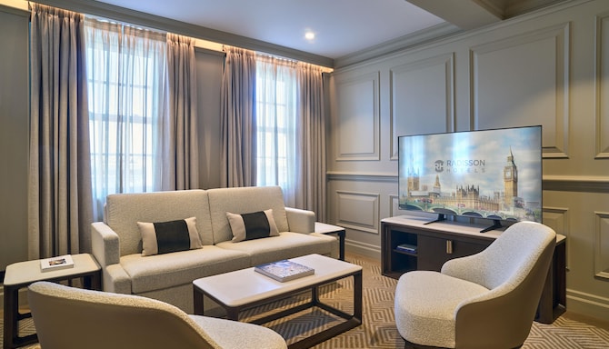 Radisson Blu Hotel, London Bond Street - One Bedroom Suite - Living Room