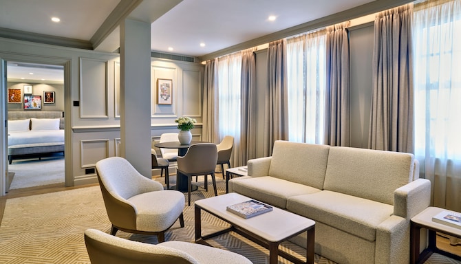 Radisson Blu Hotel, London Bond Street - One Bedroom Suite - Living Room