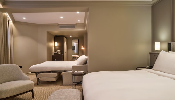 Radisson Blu Hotel, London Bond Street - Junior Suite - Sofa Bed