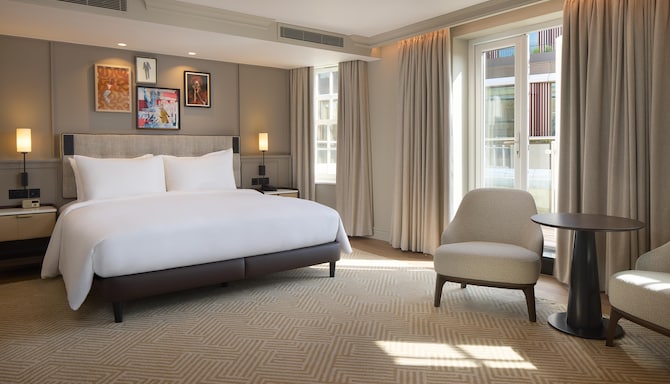 Radisson Blu Hotel, London Bond Street - One Bedroom Suite with Terrace - Bedroom