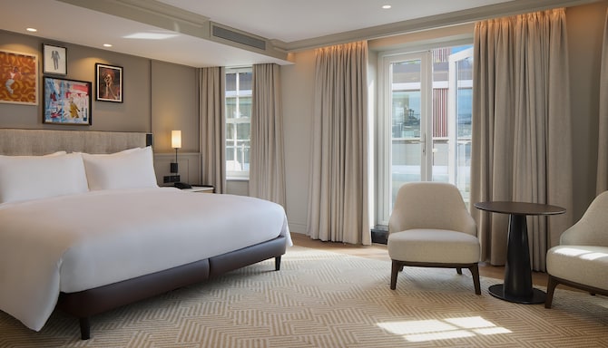 Radisson Blu Hotel, London Bond Street - One Bedroom Suite with Terrace - Bedroom