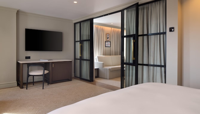 Radisson Blu Hotel, London Bond Street - One Bedroom Suite with Terrace - Bedroom