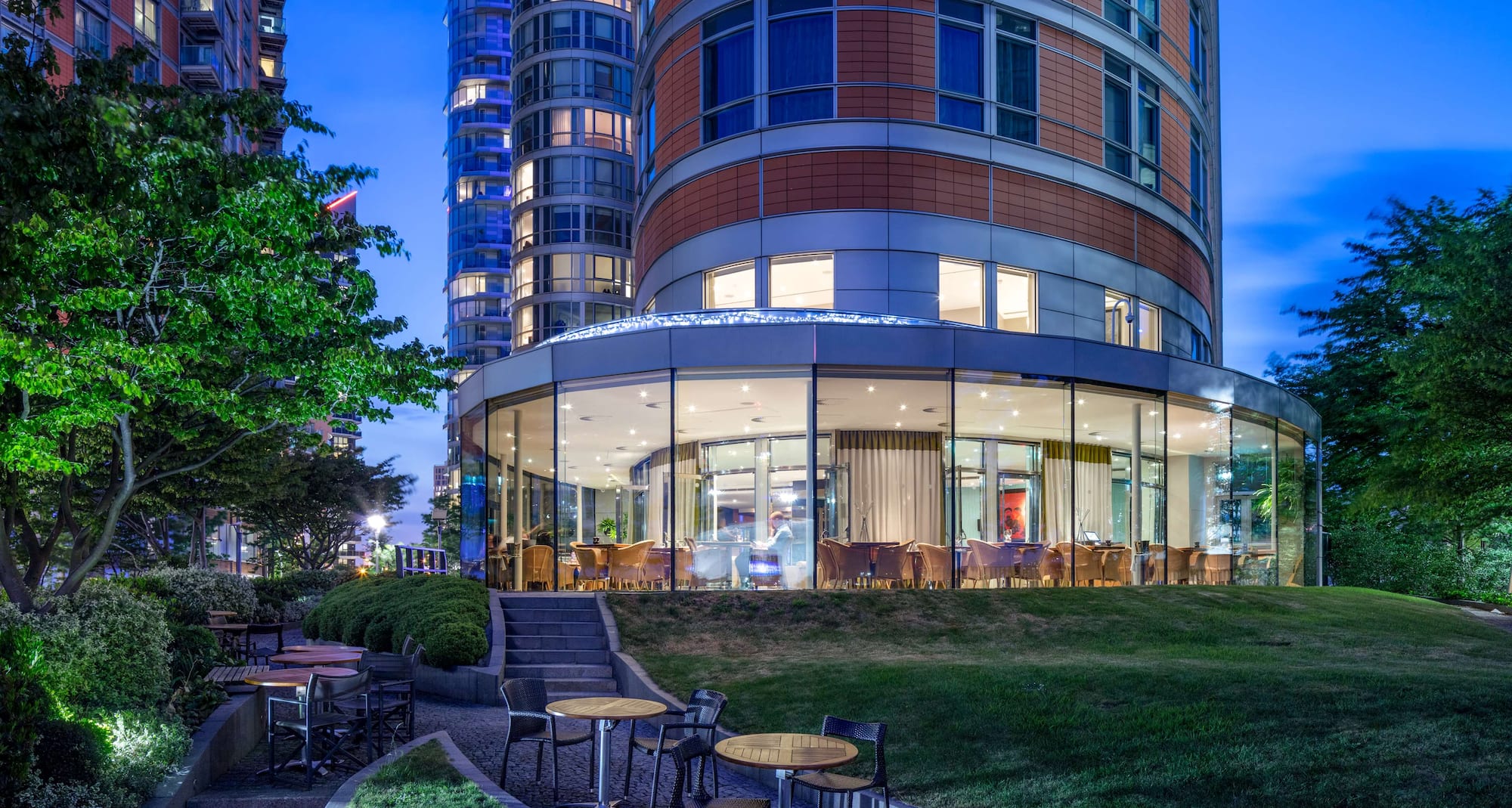 Radisson Blu Hotel, London Canary Wharf East - Scoff & Banter Restaurant Exterior