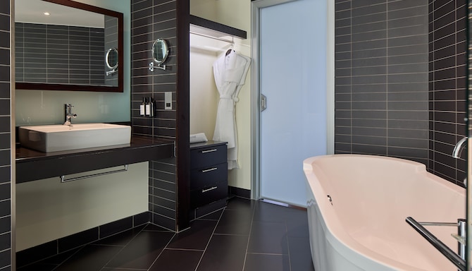 Radisson Blu Hotel, London Canary Wharf East - Premium King River View Room - Bathroom