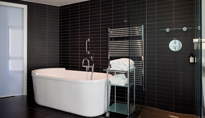 Radisson Blu Hotel, London Canary Wharf East - Premium King River View Room - Bathroom