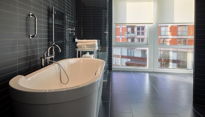 Radisson Blu Hotel, London Canary Wharf East - Premium King River View Room - Bathroom