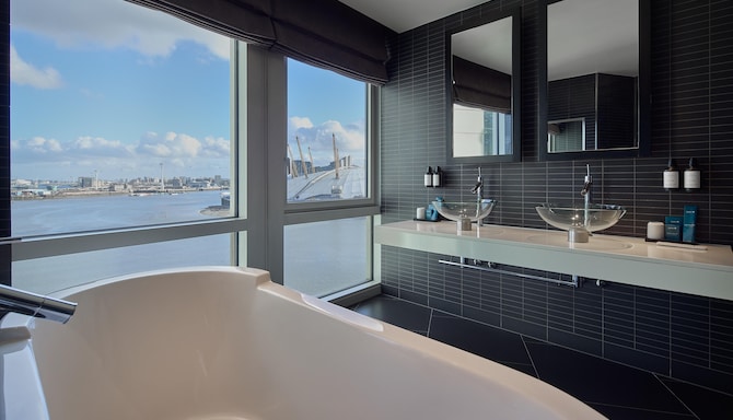 Radisson Blu Hotel, London Canary Wharf East - Penthouse Suite - Bathroom
