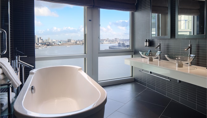 Radisson Blu Hotel, London Canary Wharf East - Penthouse Suite - Bathoom