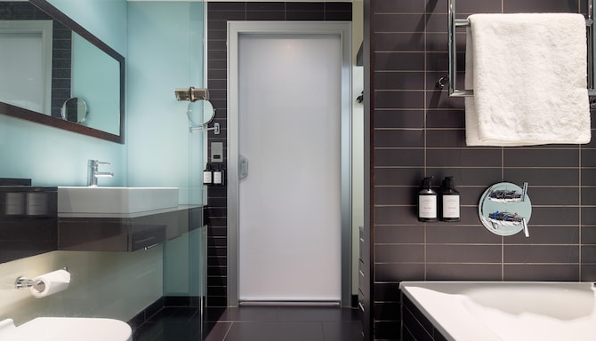 Radisson Blu Hotel, London Canary Wharf East - Superior King Room - Bathroom