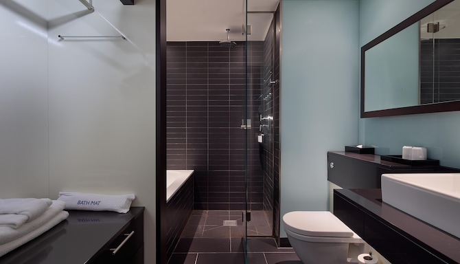 Radisson Blu Hotel, London Canary Wharf East - Superior King Room - Bathroom