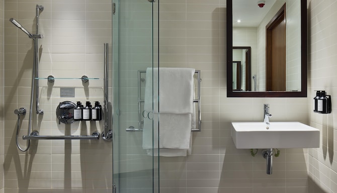 Radisson Blu Hotel, London Canary Wharf East - Superior Queen Room - Bathroom