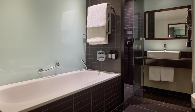 Radisson Blu Hotel, London Canary Wharf East - One Bedroom Suite - Bathroom