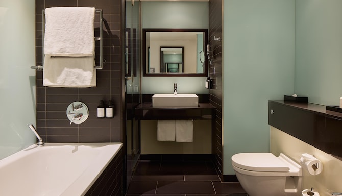 Radisson Blu Hotel, London Canary Wharf East - One Bedroom Suite - Bathroom