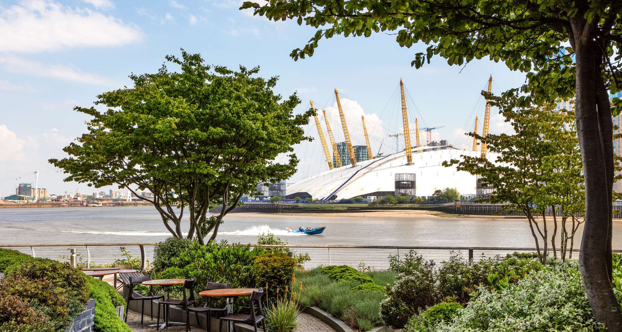 Radisson Blu Edwardian New Providence Wharf Hotel, London - Terraza del restaurante Scoff & Banter