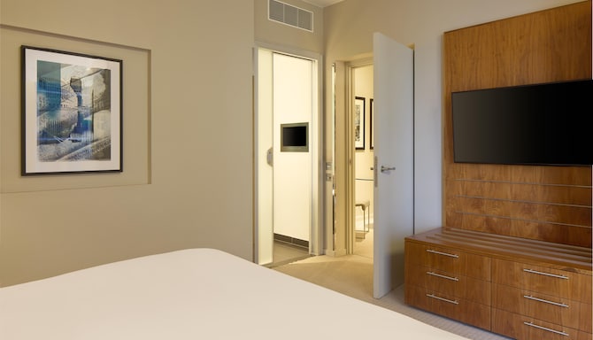 Radisson Blu Hotel, London Canary Wharf East - One Bedroom Suite