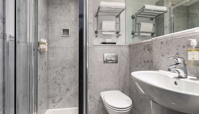 Radisson Blu Hotel, London Euston Square - Baño de la habitación de invitados