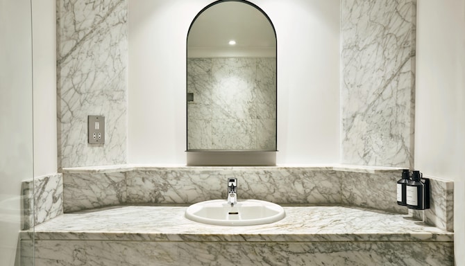 Radisson Blu Hotel, London Euston Square - Premium Room - Bathroom