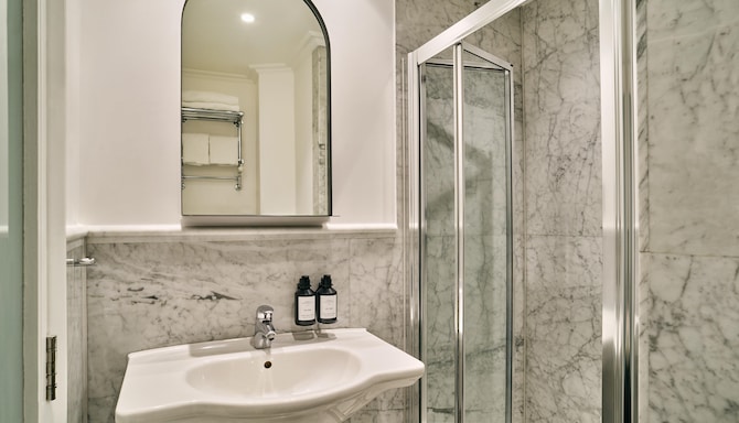 Radisson Blu Hotel, London Euston Square - Standard Double Room - Bathroom