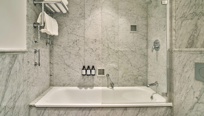 Radisson Blu Hotel, London Euston Square - Family Room - Bathroom