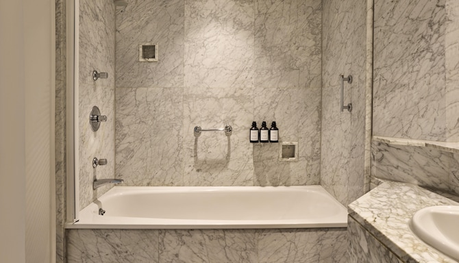 Radisson Blu Hotel, London Euston Square - Junior Suite - Bathroom