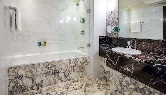 Radisson Blu Hotel, London Heathrow - Junior Suite Bathroom