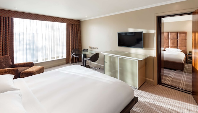Radisson Blu Edwardian Heathrow Hotel & Conference Centre, London - Radisson Blu Edwardian Heathrow Bedroom - Family Room