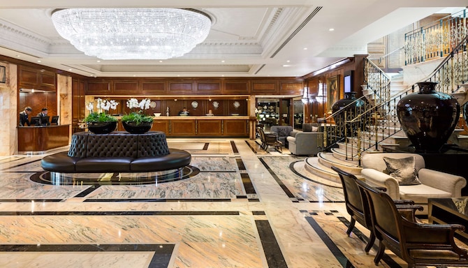 Radisson Blu Edwardian Heathrow Hotel & Conference Centre, London - Lobby
